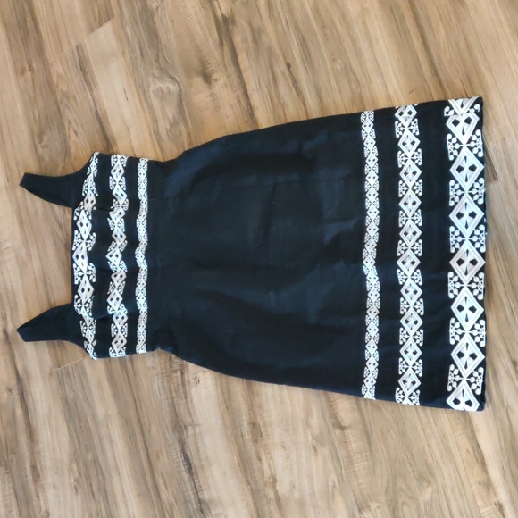 White House Black Market Dresses & Skirts - EUC WHBM Embroidered Empire Dress